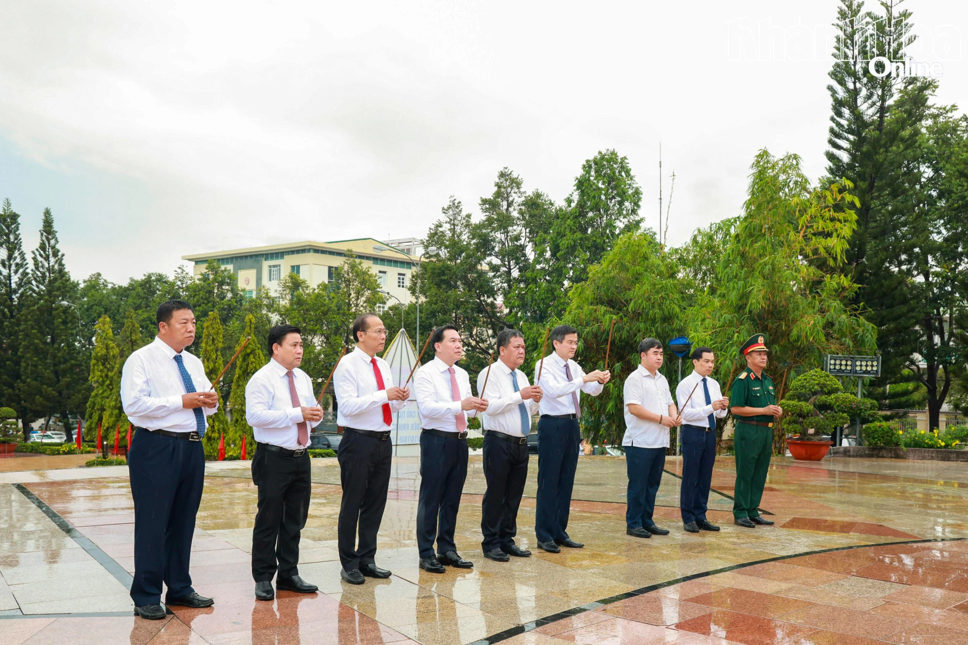 PGS, TS. Đoàn Minh Huấn và các đồng chí: Trần Phong, Hồ Xuân Trường, Lâm Đông, Nguyễn Khắc Hà và các đại biểu dâng hương tại Tượng đài Bác Hồ.