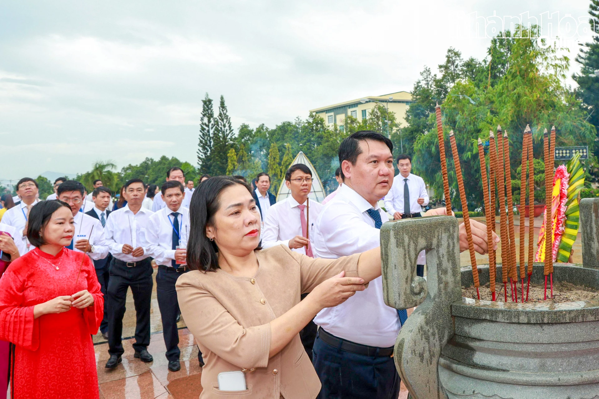 Các đại biểu dâng hương tưởng nhớ Chủ tịch Hồ Chí Minh.