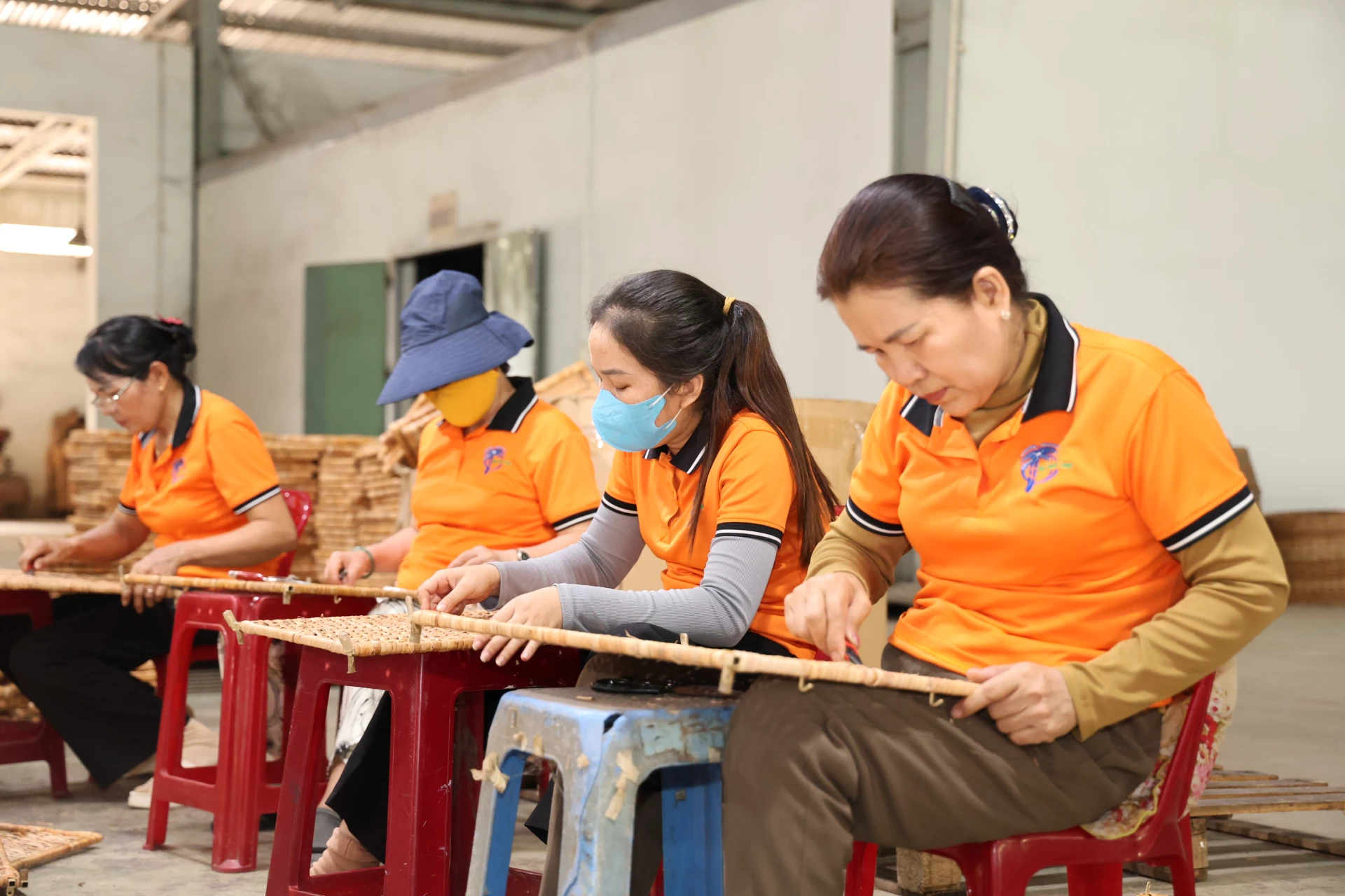 Công nhân đang làm việc tại hợp tác xã thủ công mỹ nghệ xuất khẩu vĩnh phước (phường Ninh Hòa)