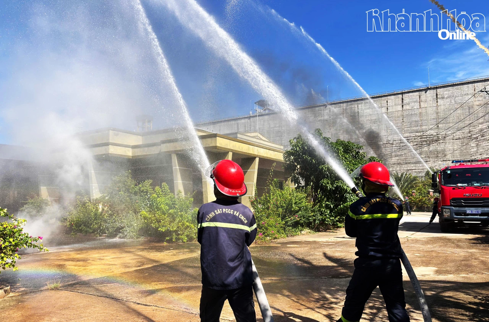 Các chiến sĩ chữa cháy triển khai đội hình dập lửa.