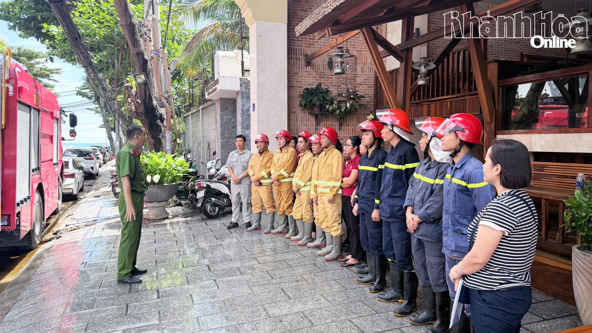 Chỉ huy Đội Chữa cháy và cứu nạn, cứu hộ khu vực 9 tổ chức rút kinh nghiệm với các lực lượng tham gia thực tập.