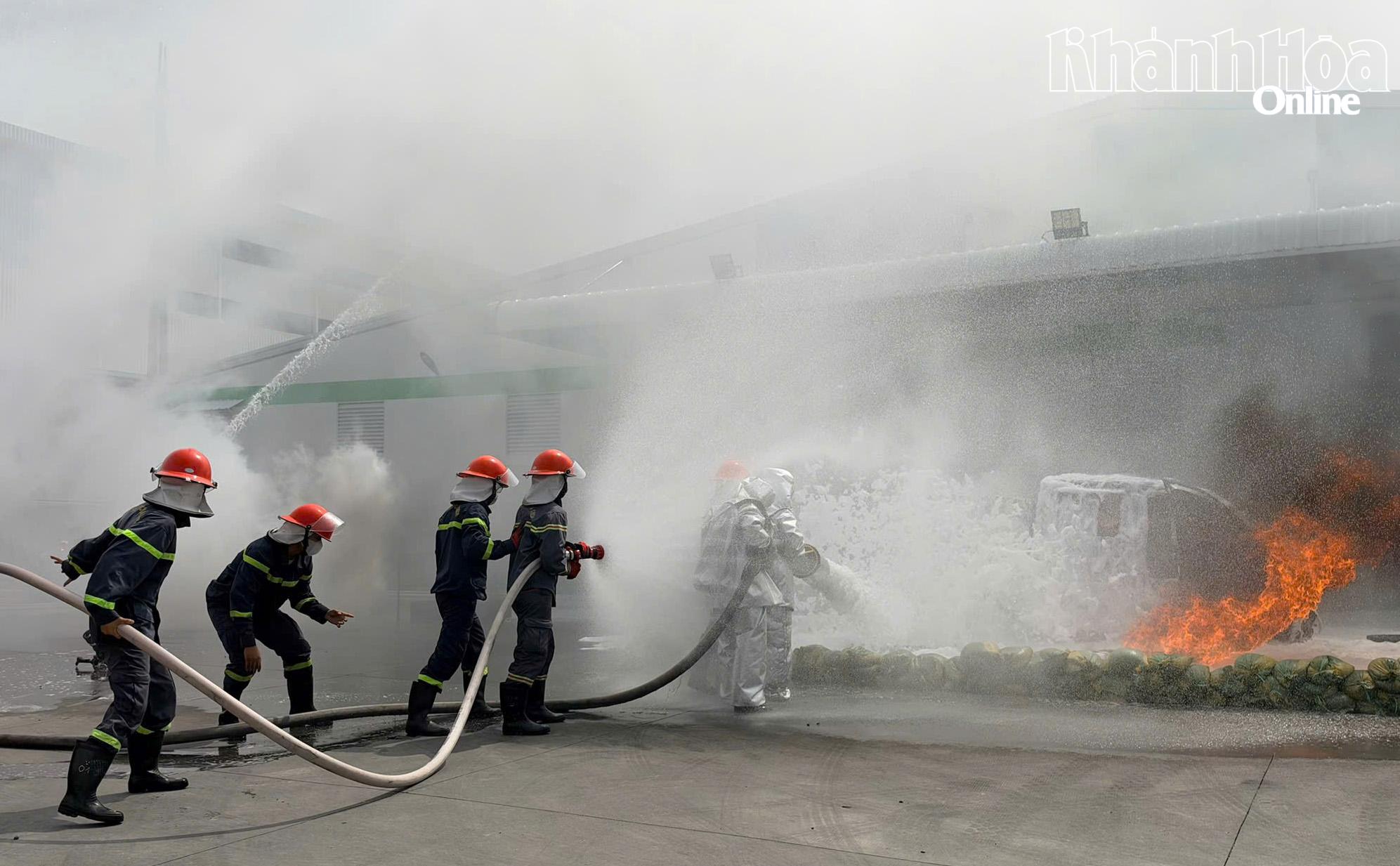 Các chiến sĩ chữa cháy chuyên nghiệp sử dụng bọt chữa cháy dập lửa trong tình huống giả định.