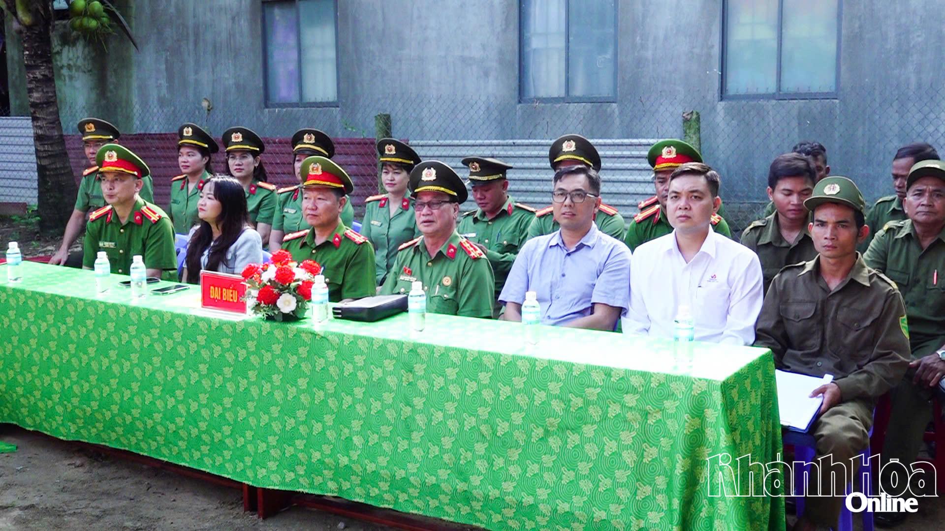Các đại biểu tham dự buổi lễ.