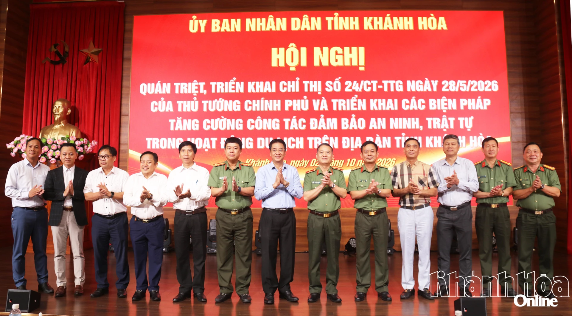 Đồng chí Nguyễn Long Biên cùng các đại biểu chụp ảnh lưu niệm.