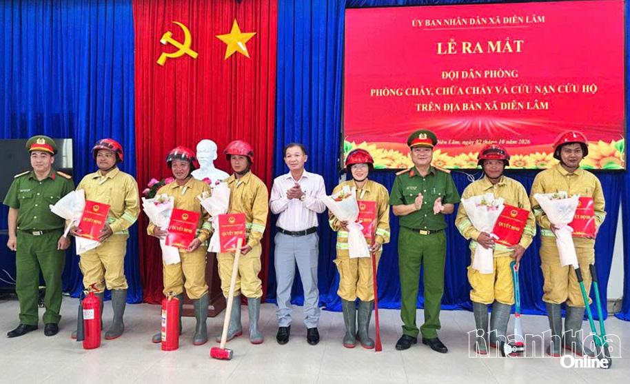 Lãnh đạo Phòng Cảnh sát phòng cháy chữa cháy và cứu nạn, cứu hộ Công an tỉnh, lãnh đạo xã Diên Lâm chúc mừng 6 Đội Dân phòng PCCC và CNCH tại các thôn.