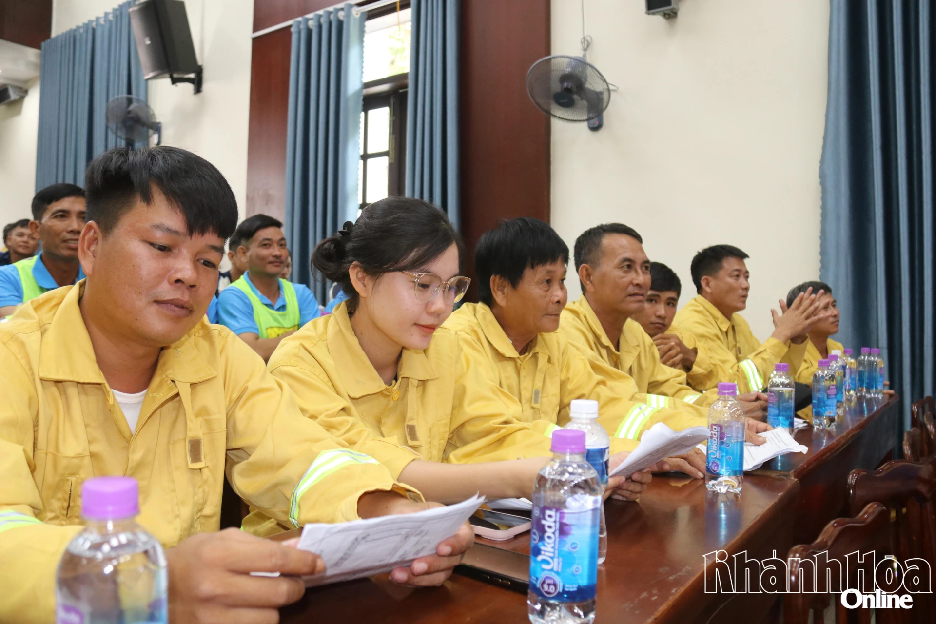 Trong thời gian chưa đến lượt thi, các vận động viên đội Tổ liên gia an toàn phòng cháy, chữa cháy xã Phước Dinh tranh thủ ôn bài.