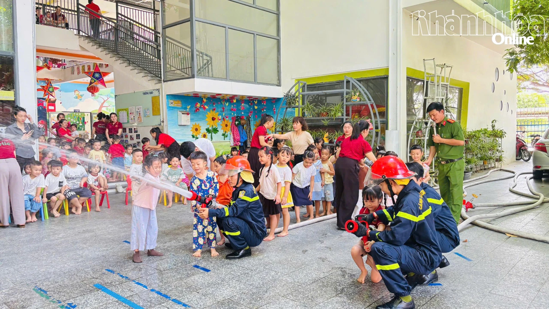 Các học sinh thích thú với phần trải nghiệm phương tiện chữa cháy của các chiến sĩ.