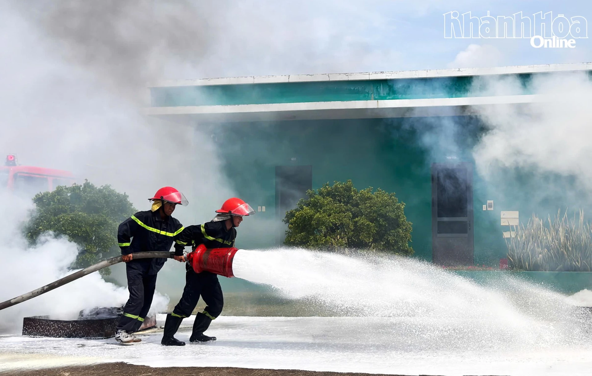Các chiến sĩ chữa cháy chuyên nghiệp sử dụng bọt chữa cháy để dập lửa.