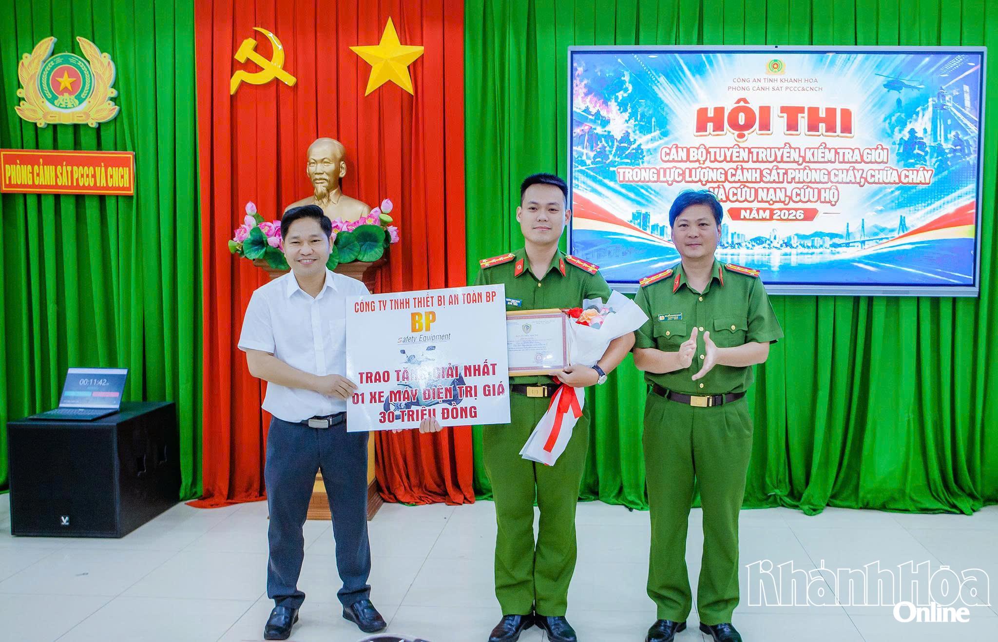 Ban tổ chức trao giải cá nhân có phần thi tuyên truyền xuất sắc nhất.