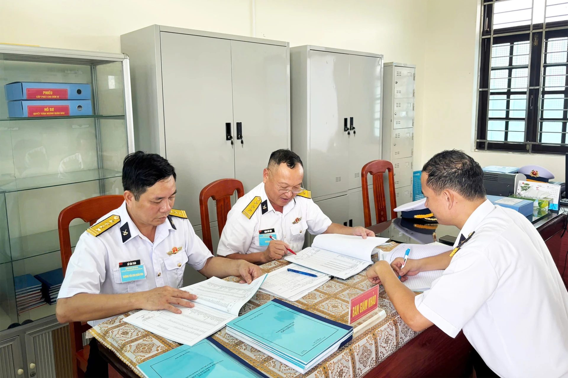 Ban giám khảo chấm điểm văn kiện, sổ sách tại Lữ đoàn 162.
