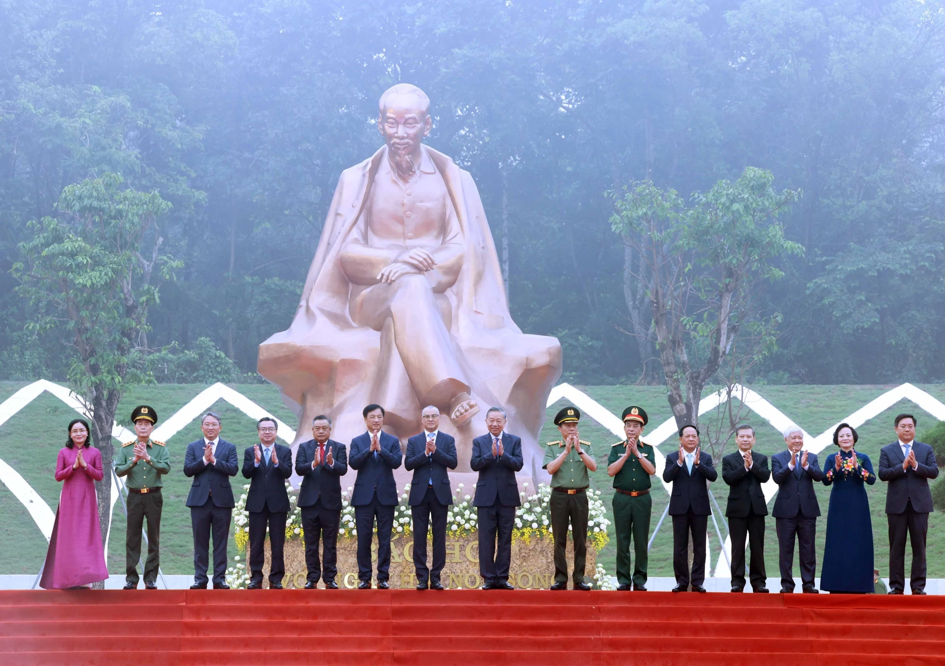 Tổng Bí thư, Chủ tịch nước Tô Lâm và các đại biểu tại Lễ khánh thành Tượng đài “Bác Hồ với Ngày hội non sông”_Ảnh: TTXVN

