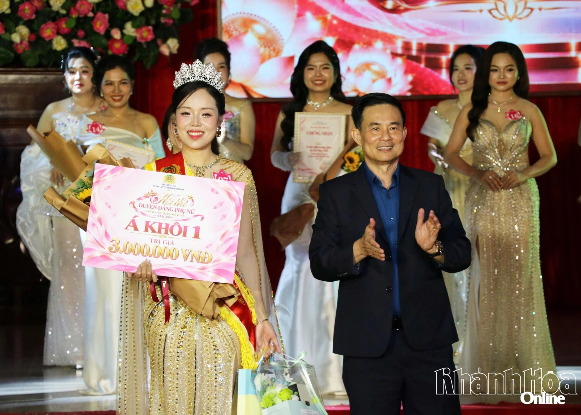 Ban tổ chức trao giải Á khôi 1 cho thí sinh Á khôi 1: Đại úy Phạm Lê Khánh Linh.