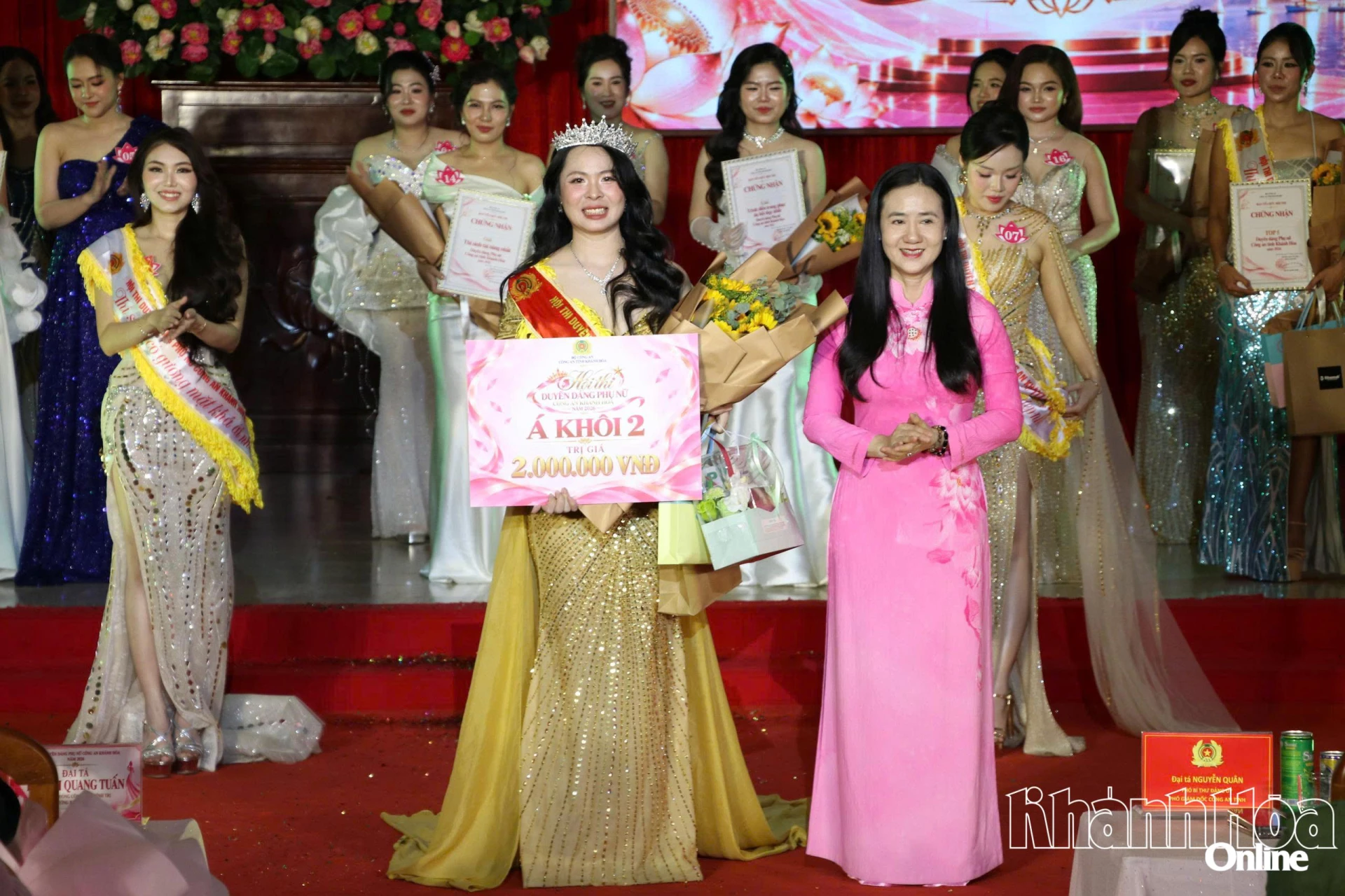 Ban tổ chức trao giải Á khôi 2 cho thí sinh Huỳnh Thanh Trúc.