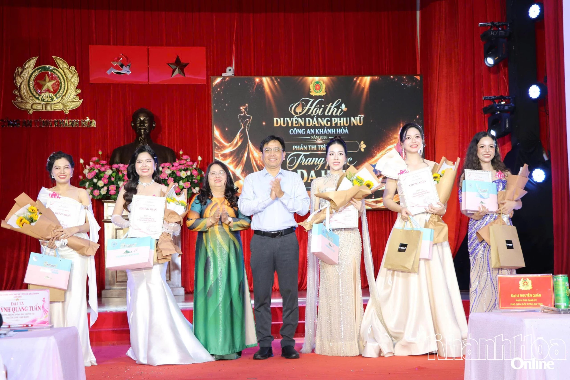 Ông Cung Phú Quốc trao chứng nhận 5 thí sinh xuất sắc trong top 10.