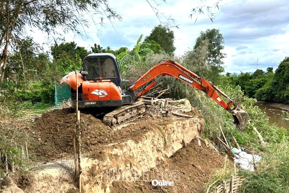 Phương tiện được huy động thực hiện công tác gia cố bờ sông Tân Lâm.