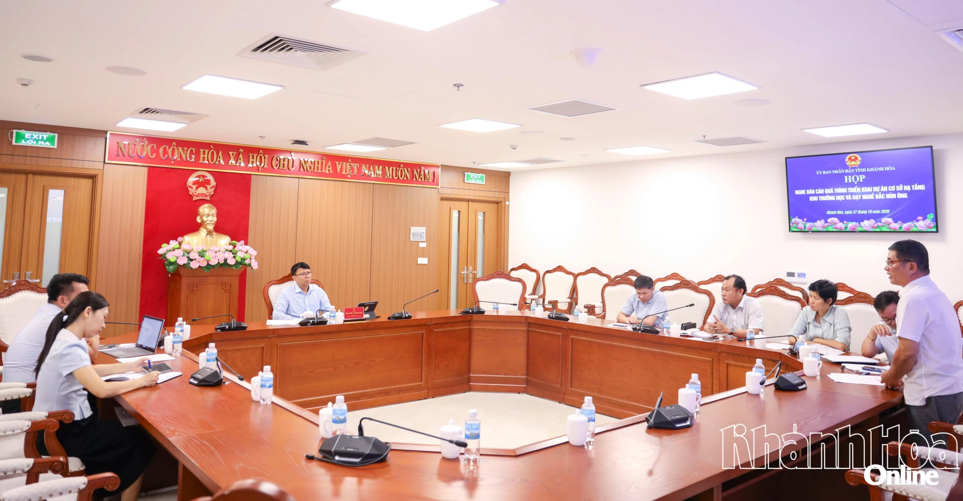 Quang cảnh cuộc họp.