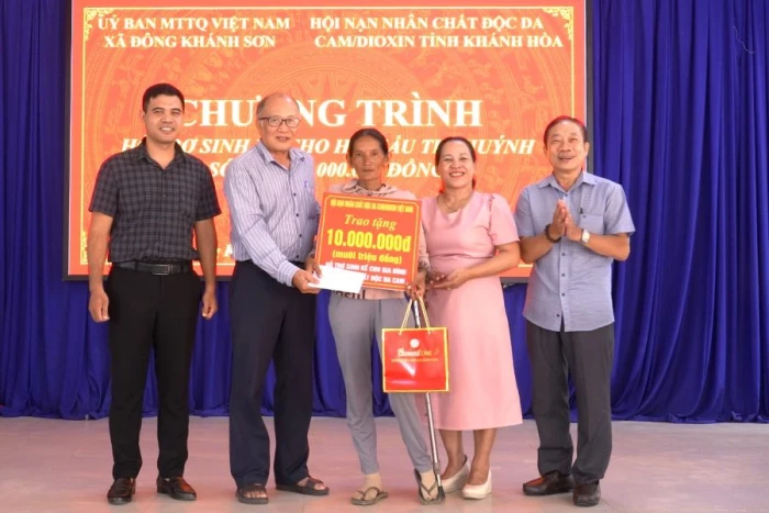 Trao 10 triệu đồng hỗ trợ gia đình nạn nhân chất độc da cam ở xã Đông Khánh Sơn