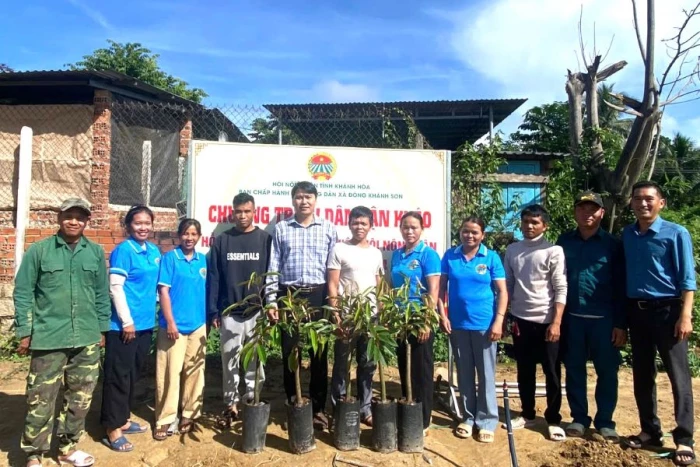 Hội Nông dân xã Đông Khánh Sơn trao sinh kế cho 4 hội viên có hoàn cảnh khó khăn