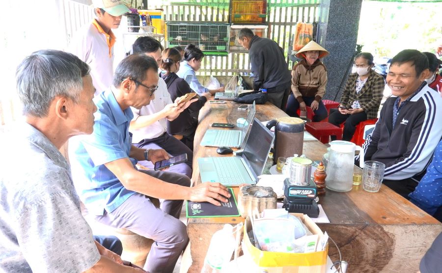 Các đảng viên cao tuổi được hướng dẫn, hỗ trợ cập nhật dữ liệu