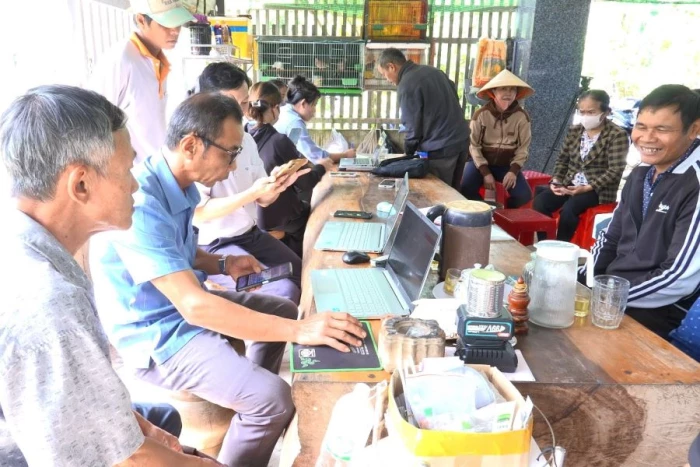 Xã Đông Khánh Sơn triển khai hướng dẫn cập nhật dữ liệu cho đảng viên cao tuổi 