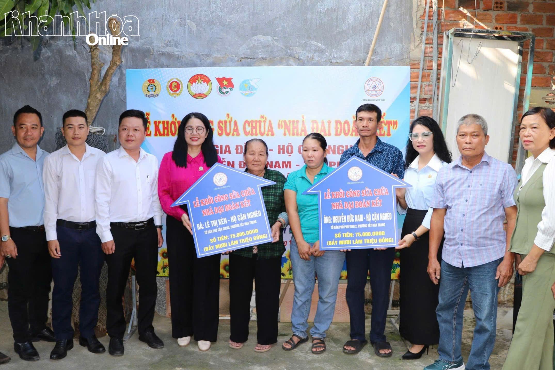 Lãnh đạo phường Tây Nha Trang cùng lãnh đạo Công ty TNHH Nhà nước MTV Yến sào Khánh Hòa trao bảng tượng trưng kinh phí sửa chữa nhà cho 2 hộ gia đình. 