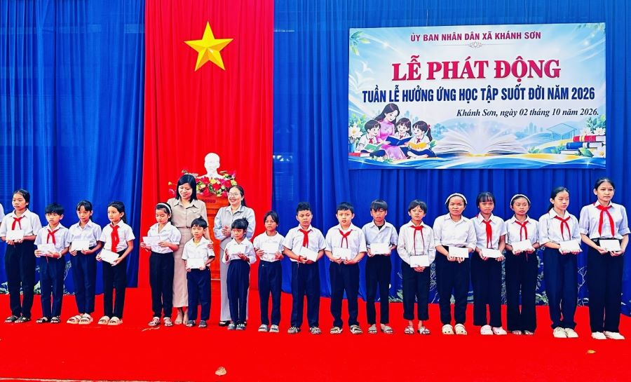 Lãnh đạo xã Khánh Sơn trao tặng học bổng cho học sinh khó khăn.