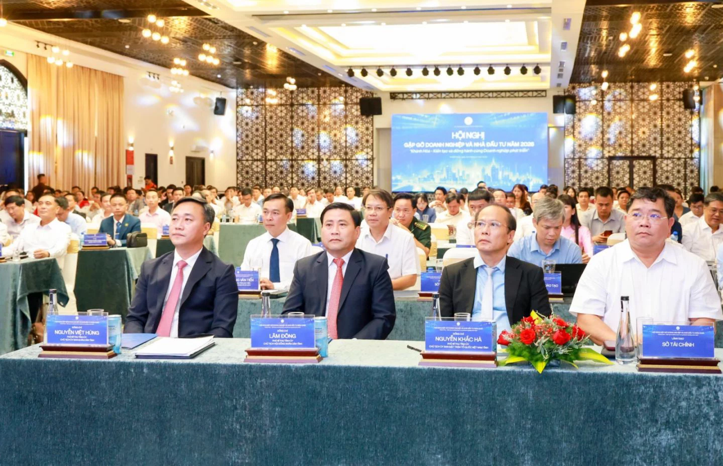 Lãnh đạo tỉnh Khánh Hòa cùng các đại biểu dự hội nghị (nguồn: Báo Khánh Hòa).
