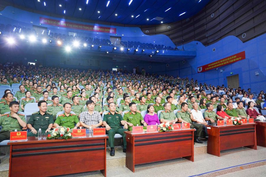 Các đại biểu tham dự chương trình.