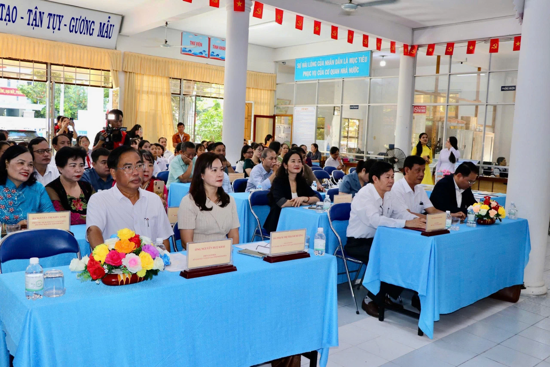 Các đại biểu tham dự chương trình.