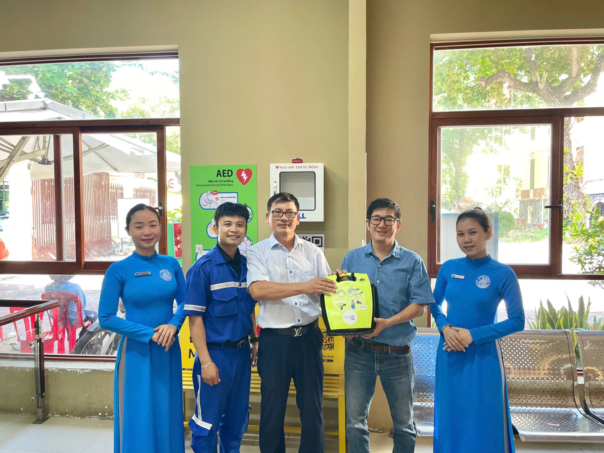 Lãnh đạo Trung tâm Cấp cứu 115 trao máy khử rung tim tự động cho Bảo tàng Hải dương học.