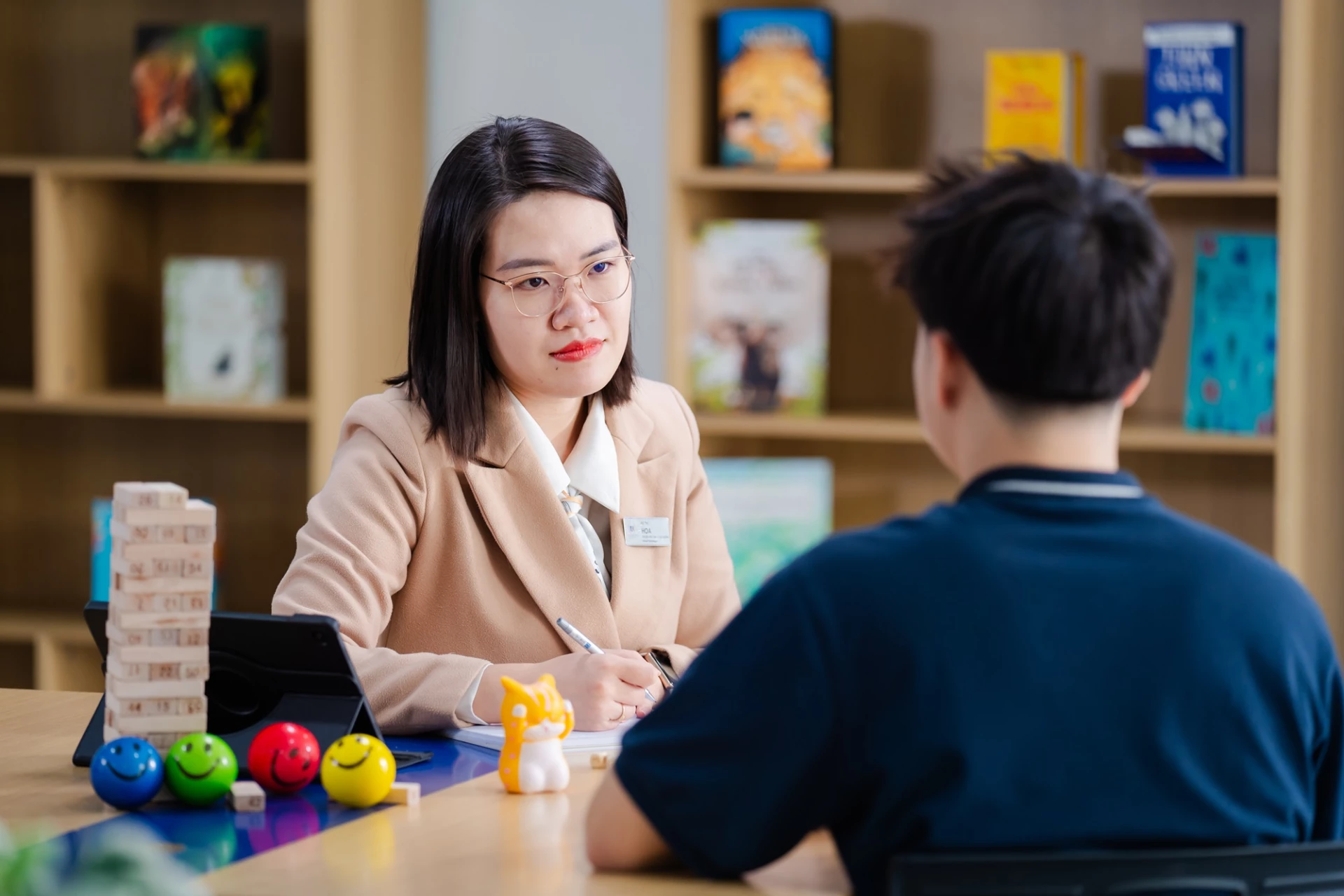 Mạng lưới chuyên viên tâm lý học đường tại Vinschool hỗ trợ học sinh tìm hiểu nhu cầu, tháo gỡ khó khăn và tiếp cận hình thức hỗ trợ phù hợp. Đây là một phần trong hệ thống chăm sóc học sinh, kết nối với năng lực hỗ trợ ban đầu được phát triển thông qua Youth MHFA.