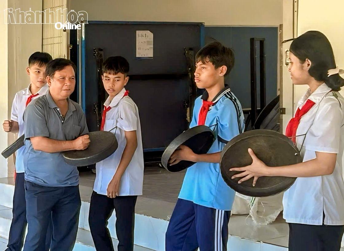 Một buổi học sử dụng nhạc cụ mã la của học sinh Trường Phổ thông Dân tộc bán trú THCS Phước Hà.  