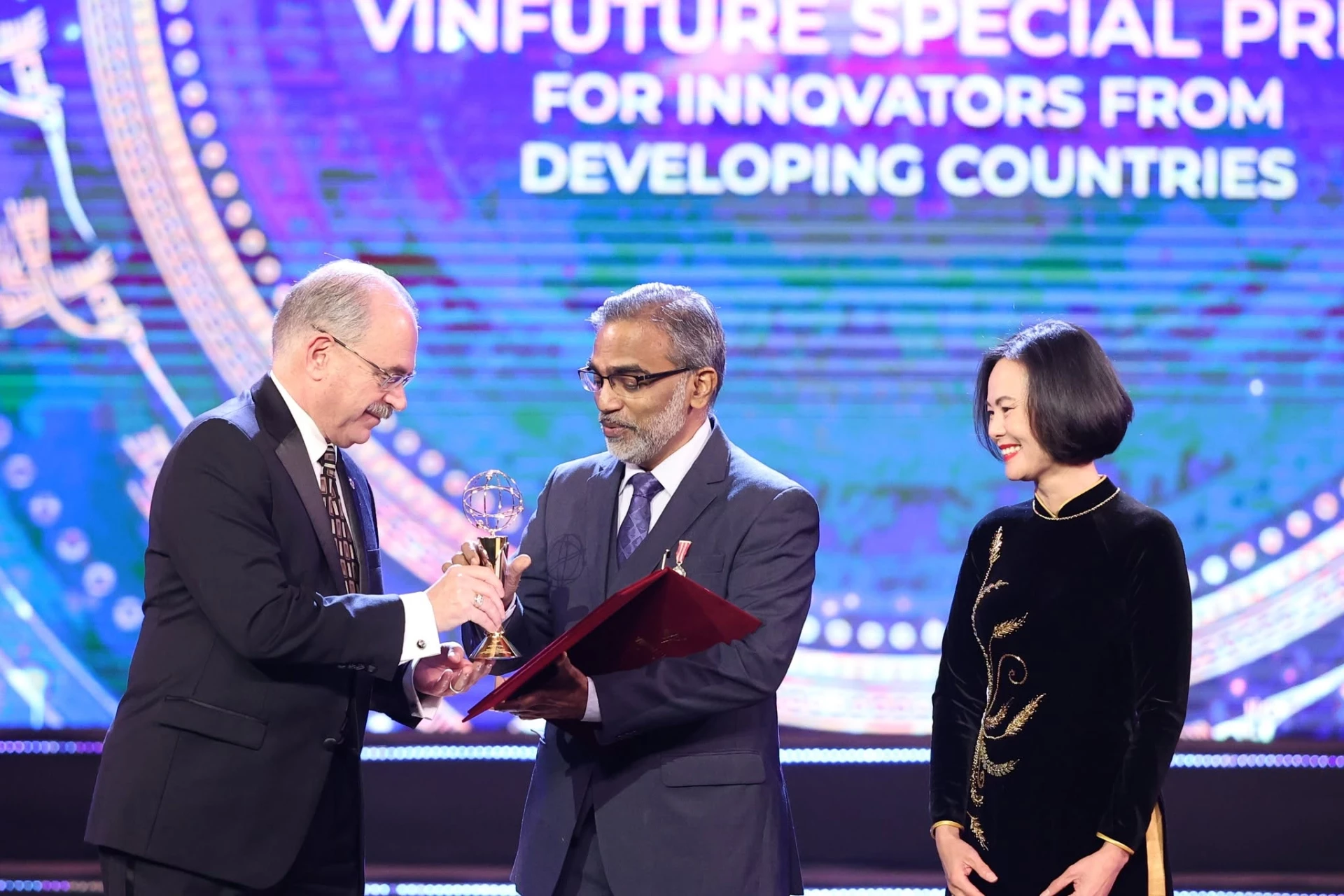 Ảnh 1: GS. Thalappil Pradeep nhận Giải Đặc biệt VinFuture 2022 dành cho Nhà khoa học đến từ các nước đang phát triển. (Ảnh: VFP)