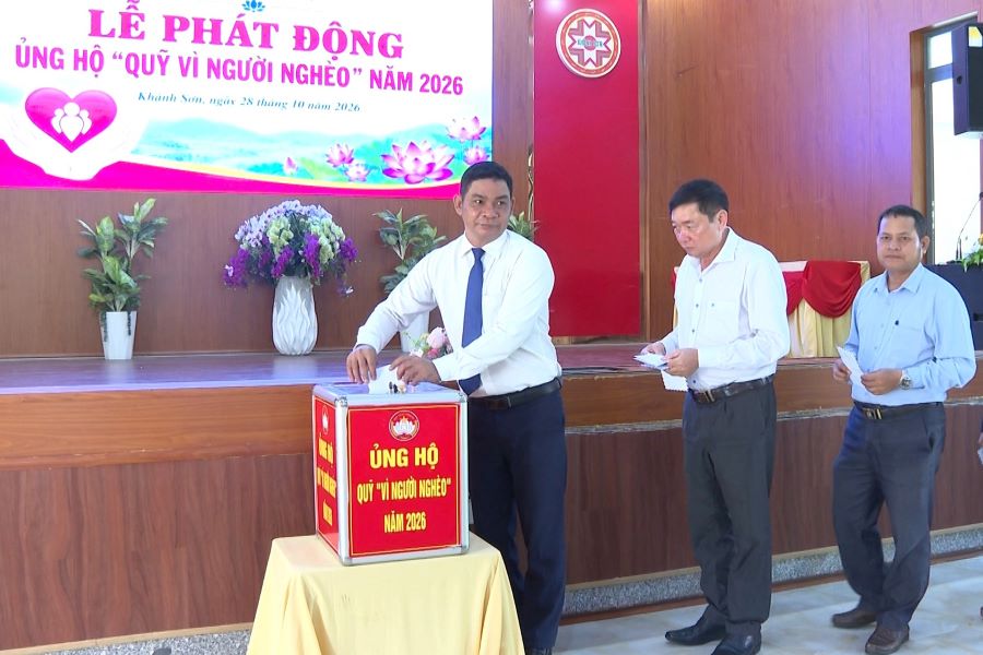 Lãnh đạo xã Khánh Sơn ủng hộ “Qũy vì người nghèo”