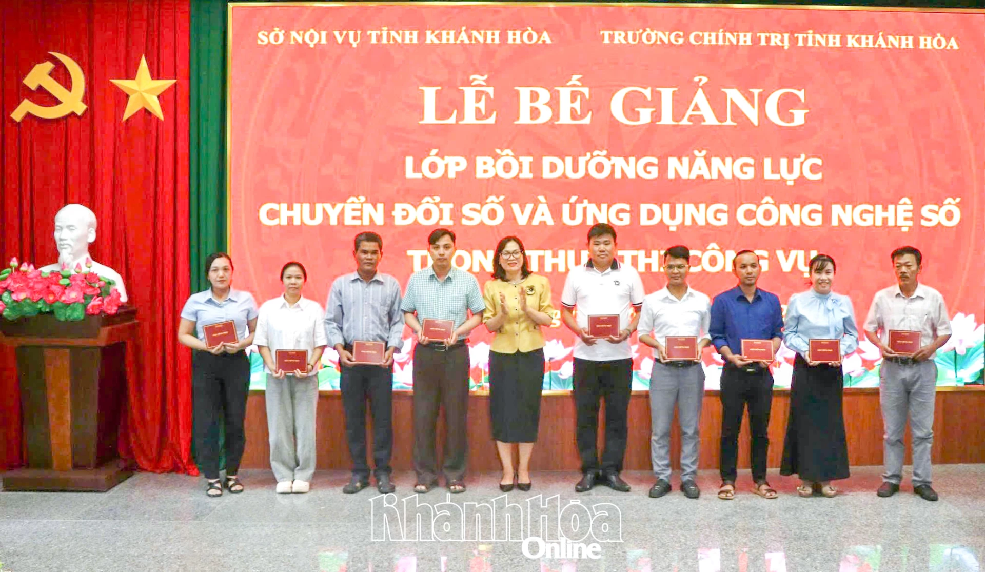 Lãnh đạo Sở Nội Vụ trao giấy chứng nhận hoàn thành chương trình bồi dưỡng cho các học viên.