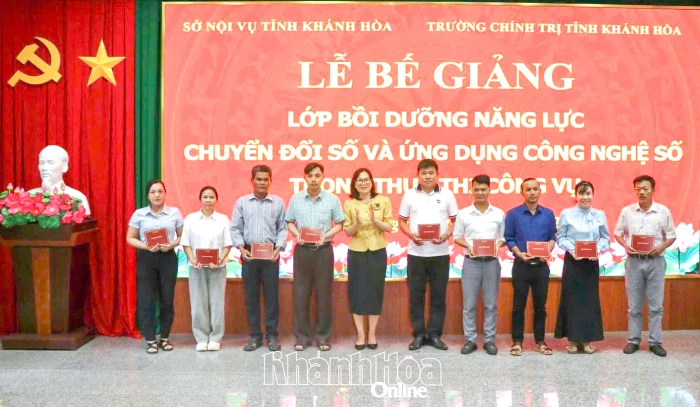 Bế giảng lớp bồi dưỡng về chuyển đổi số, công nghệ số cho cán bộ, công chức
