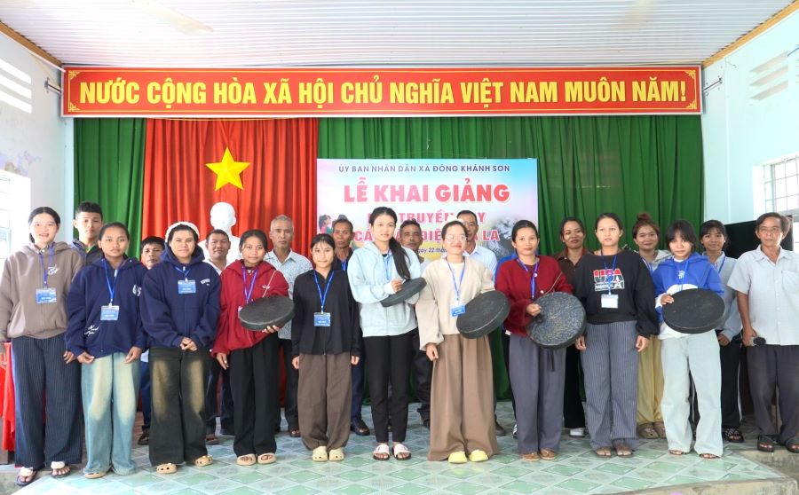 Các nghệ nhân và học viên tham gia lớp truyền dạy các làn điệu mã la tại lễ khai giảng.