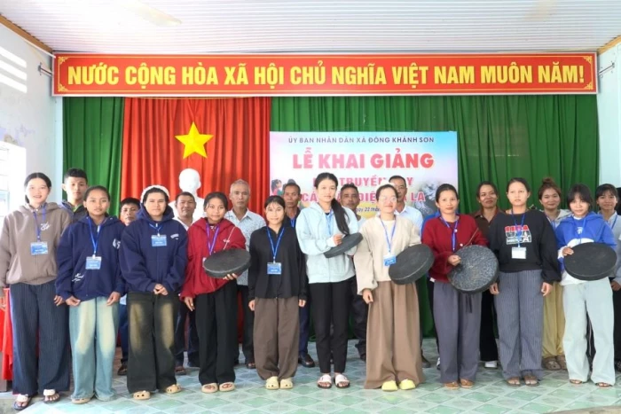 Xã Đông Khánh Sơn khai giảng lớp truyền dạy các làn điệu mã la