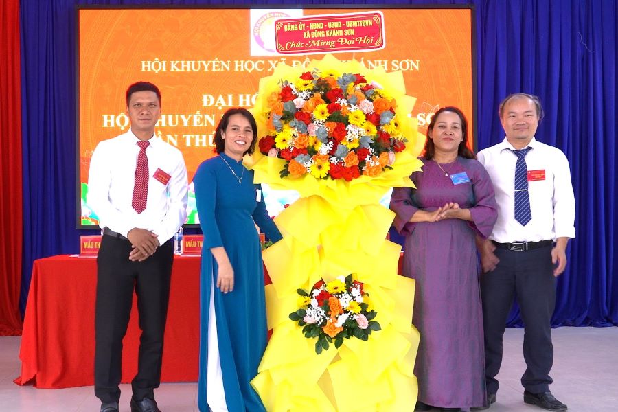 Lãnh đạo xã Đông Khánh Sơn tặng hoa chúc mừng đại hội.