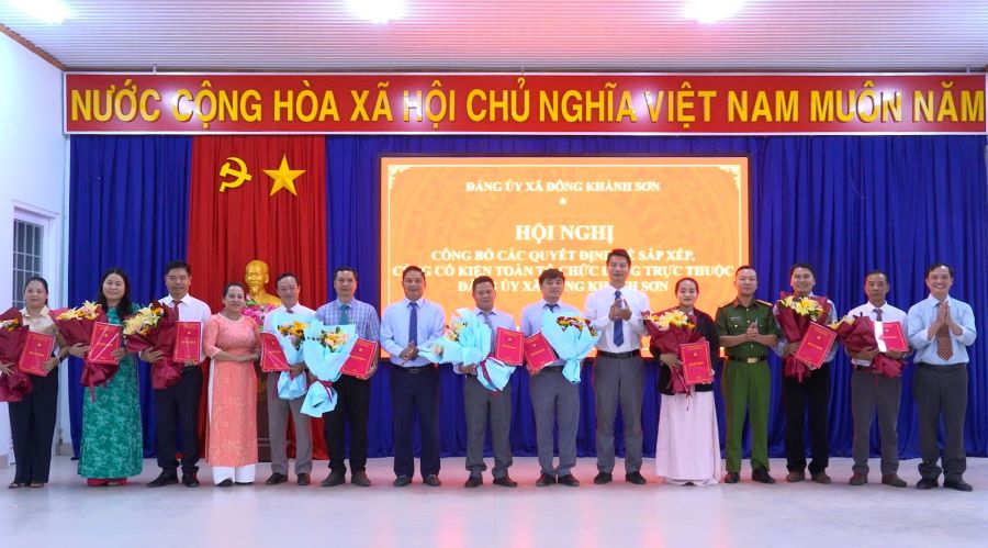 Lãnh đạo xã Đông Khánh Sơn trao quyết định thành lập các chi bộ.