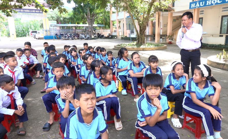 Các học sinh tham gia buổi tập huấn.