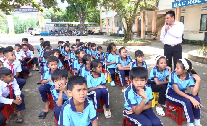 Tập huấn phòng, chống thiên tai và kỹ năng sơ cấp cứu cho học sinh xã Đông Khánh Sơn