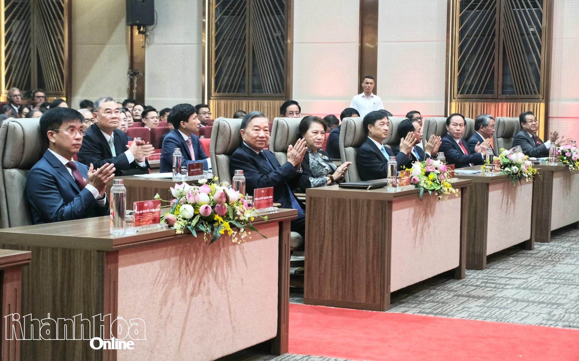 Tổng Bí thư, Chủ tịch nước Tô Lâm và các đồng chí lãnh đạo, nguyên lãnh đạo Đảng, Nhà nước dự lễ kỷ niệm. Ảnh: THÀNH AN