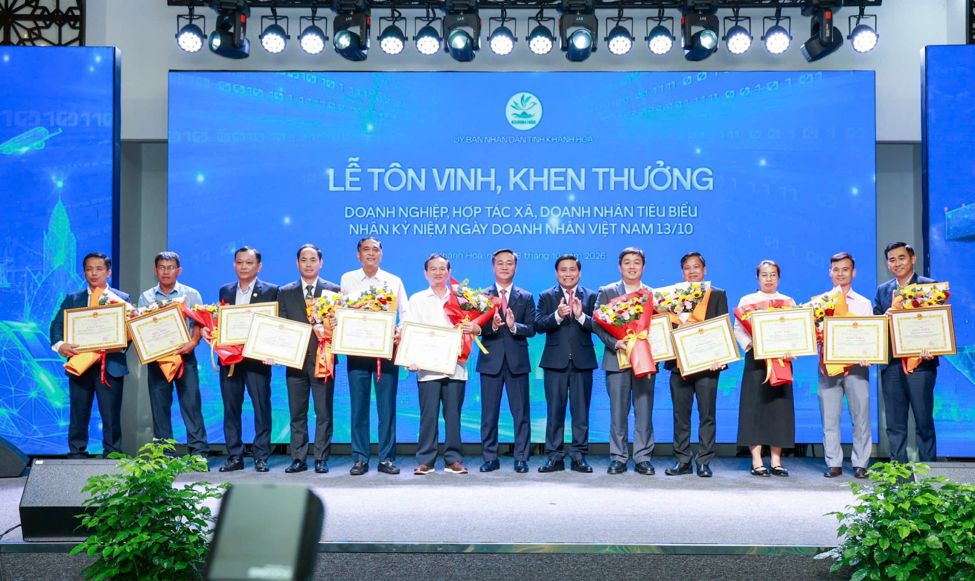Đại diện Công ty Cổ phần Vega City (ngoài cùng bên trái) nhận Bằng khen của Chủ tịch UBND tỉnh Khánh Hòa.