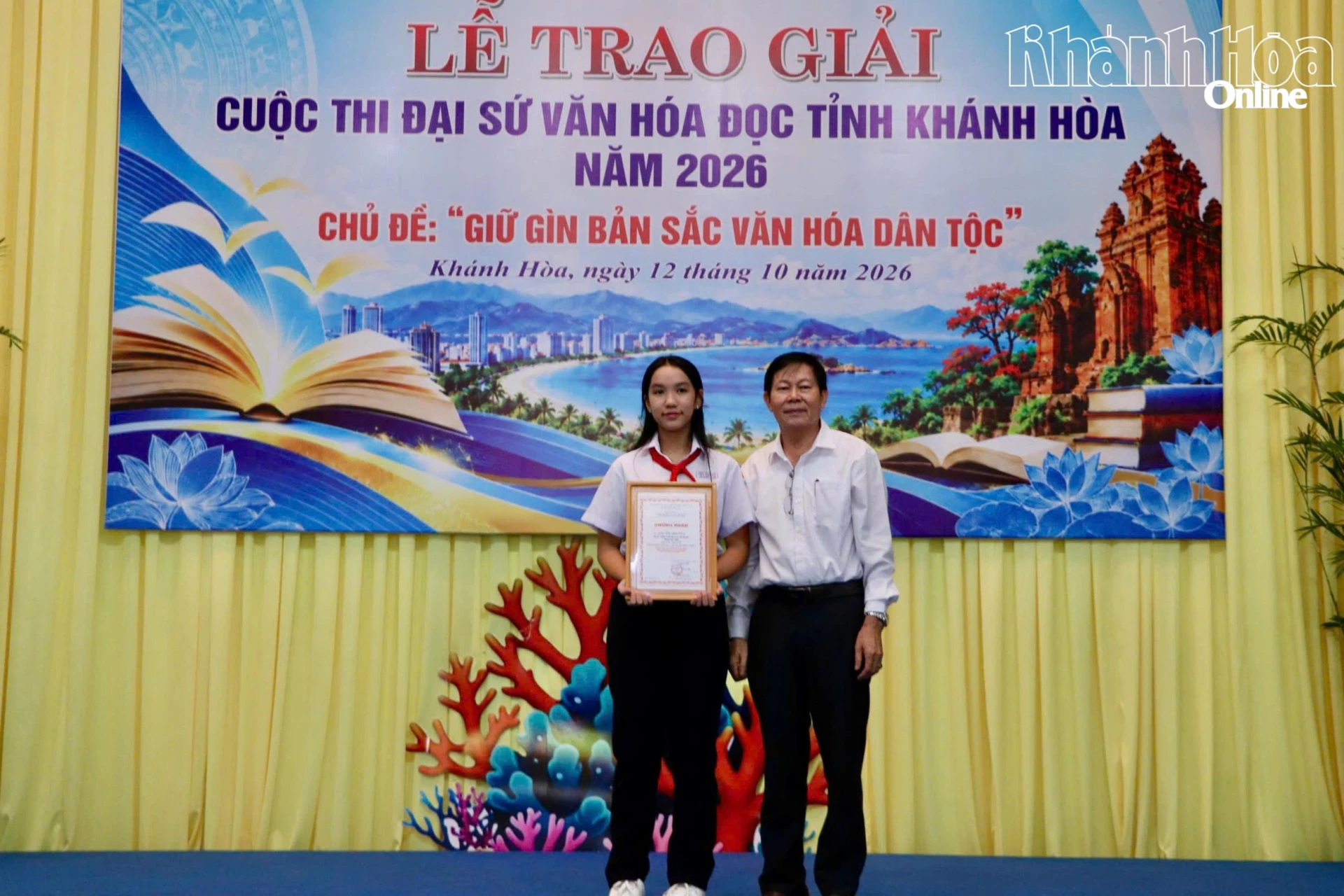 Đại diện ban tổ chức trao giải chuyên đề cho thí sinh. 