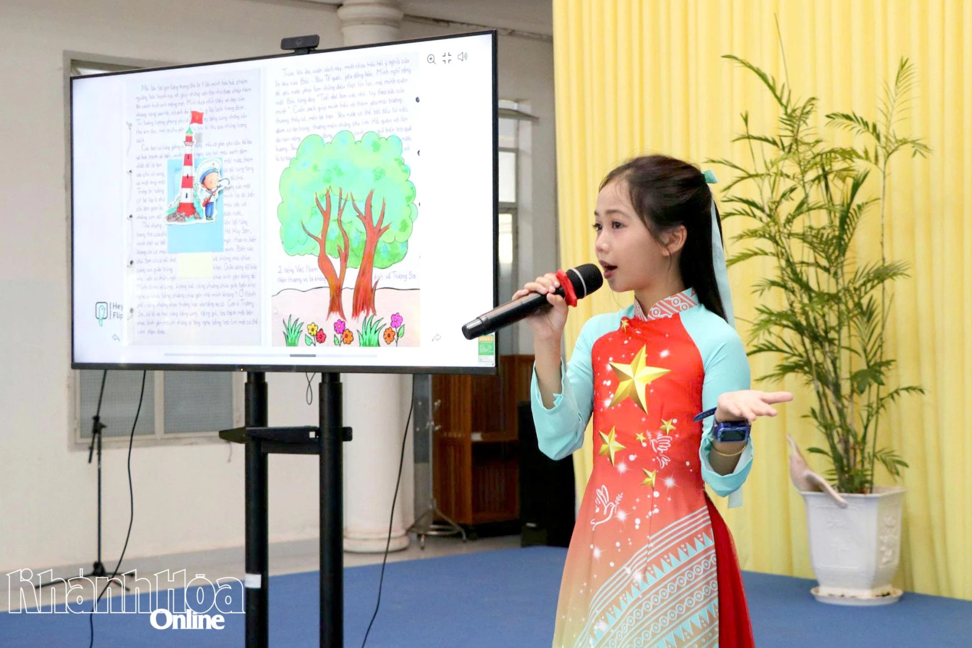 Em Trần Phương Khả Di - học sinh lớp 5D19, Trường Tiểu học Phan Rang (phân hiệu 3) tự tin chia sẻ tác phẩm dự thi tại lễ trao giải Cuộc thi Đại sứ Văn hóa đọc tỉnh Khánh Hòa năm 2026.