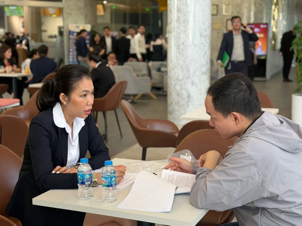 Chị Trương Thị Lan Thanh vận dụng kiến thức tài chính để tư vấn khách hàng khi chuyển sang làm sale độc quyền cho Vinhomes.

