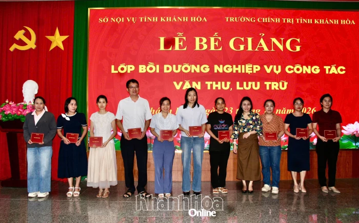Bế giảng lớp bồi dưỡng nghiệp vụ công tác văn thư, lưu trữ