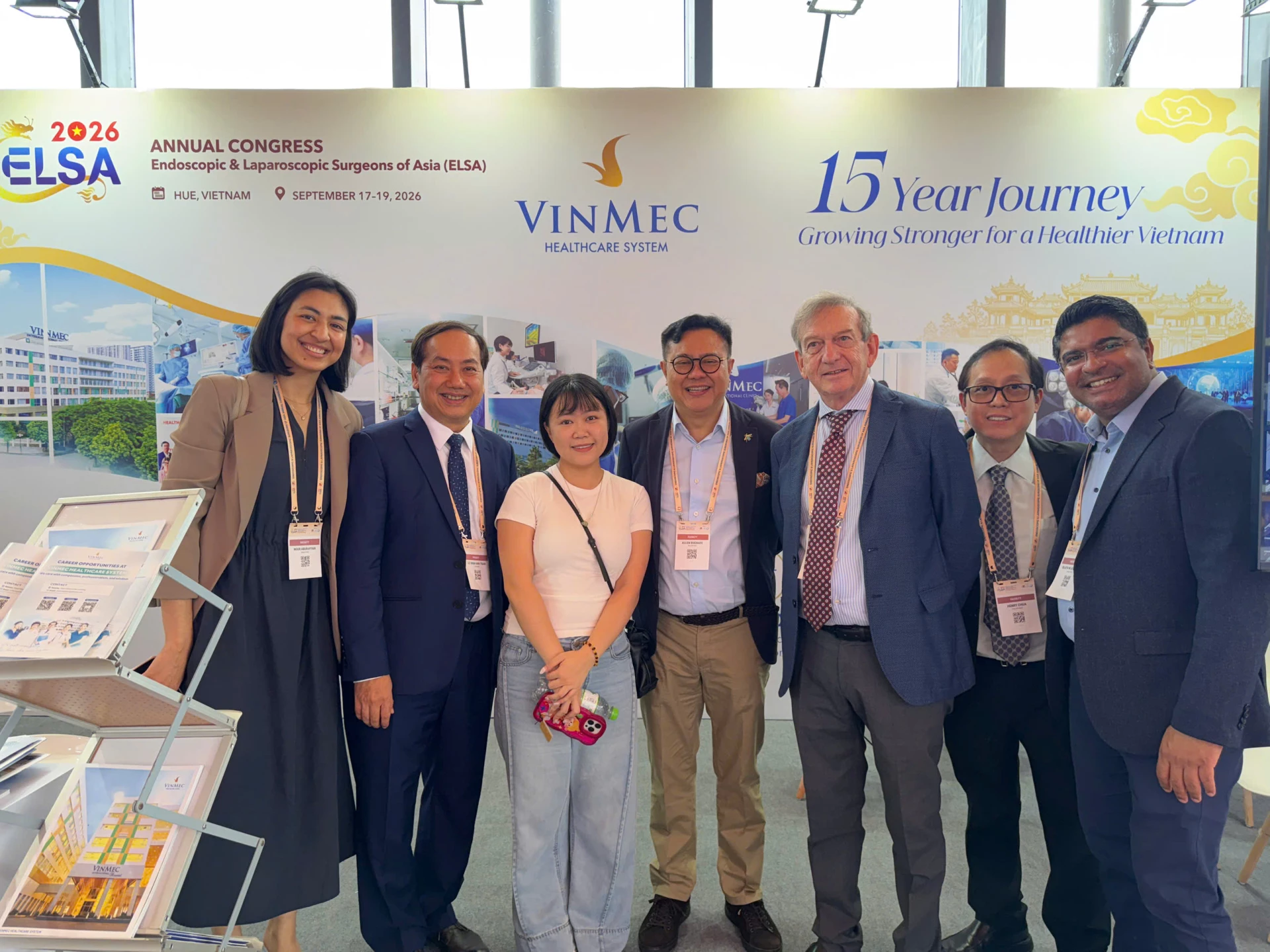 Chuyên gia Vinmec giao lưu cùng đồng nghiệp quốc tế tại gian hàng triển lãm y khoa trong khuôn khổ ELSA 2026. (Nguồn: Vinmec)