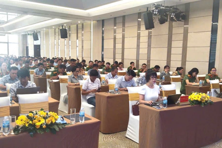 Các đại biểu tham dự hội nghị.